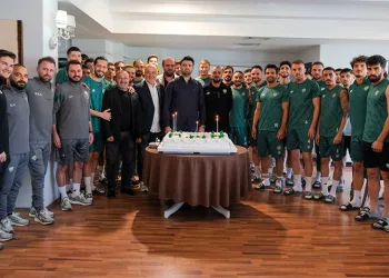Özlüce’de antrenman sonrası Başkan Enes Çelik’e doğum günü sürprizi