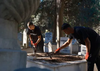 Her gün onlarca mezar temizleyerek fenomen oldular