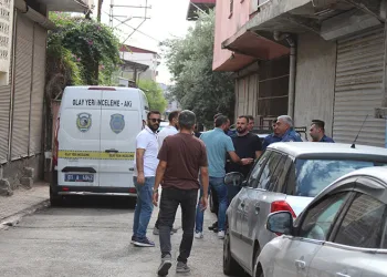 Ailesini rehin alıp bıçak çekti, özel harekat polisi bacağından vurdu