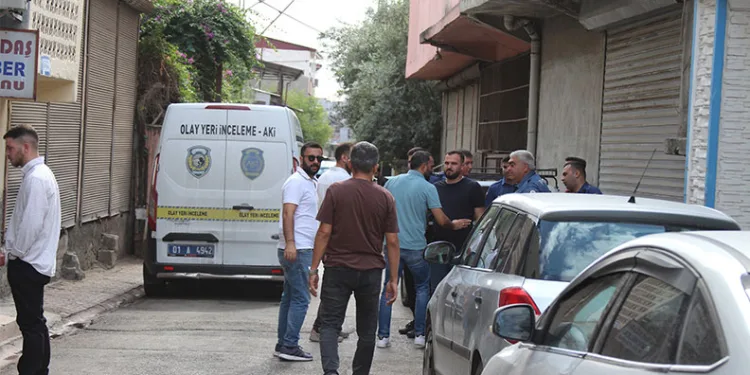 Ailesini rehin alıp bıçak çekti, özel harekat polisi bacağından vurdu