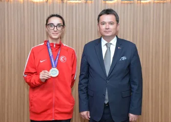 Erkan Aydın şampiyon sporcuyu ağırladı