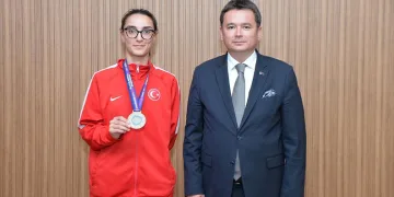 Erkan Aydın şampiyon sporcuyu ağırladı