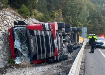 Bursa’da kontrolden çıkan yem yüklü TIR devrildi