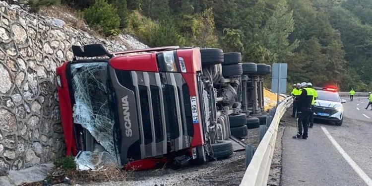 Bursa’da kontrolden çıkan yem yüklü TIR devrildi