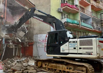 Gemlik’te Metruk Bina Yıkımları Devam Ediyor