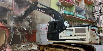 Gemlik’te Metruk Bina Yıkımları Devam Ediyor