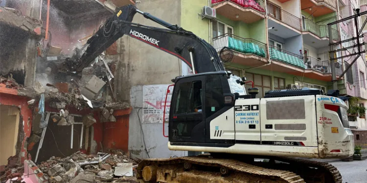 Gemlik’te Metruk Bina Yıkımları Devam Ediyor