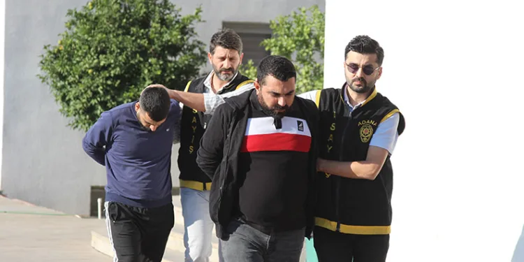 Kadıköy metrosunda intihar girişimi: Vatandaşlar raylarda yürüdü