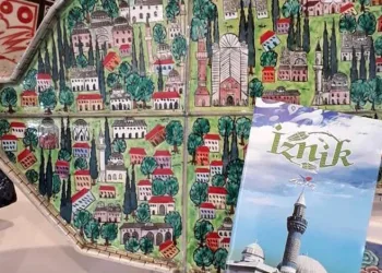 Çini Sanatçısı Papa’ya hediye etmek için özel bir eser hazırlıyor