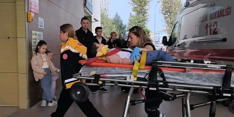 İnegöl’de 3. kattan düşen 5 yaşındaki çocuk ağır yaralandı