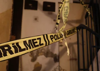 Annesinin cesediyle 1 ay yaşadı