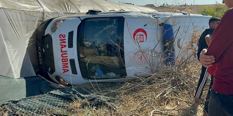 Yaralıları taşıyan ambulans ile otomobil çarpıştı: 8 yaralı