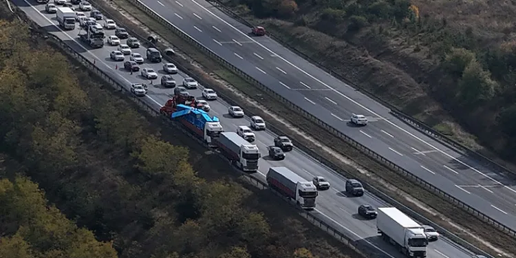 TEM Otoyolu’nda iki tır çarpıştı: 1 yaralı