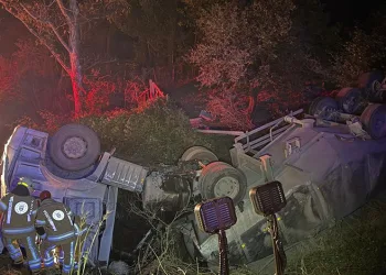 Bursa’da TIR şarampole yuvarlandı: 2 yaralı