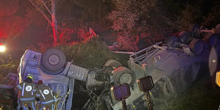 Bursa’da TIR şarampole yuvarlandı: 2 yaralı