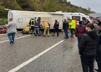 Bartın’da işçi servisi devrildi: 1 ölü, 19 yaralı