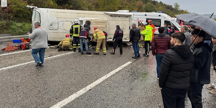 Bartın’da işçi servisi devrildi: 1 ölü, 19 yaralı