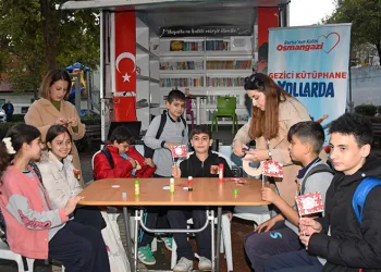Gezici kütüphaneden çocuklara özel bayram turu