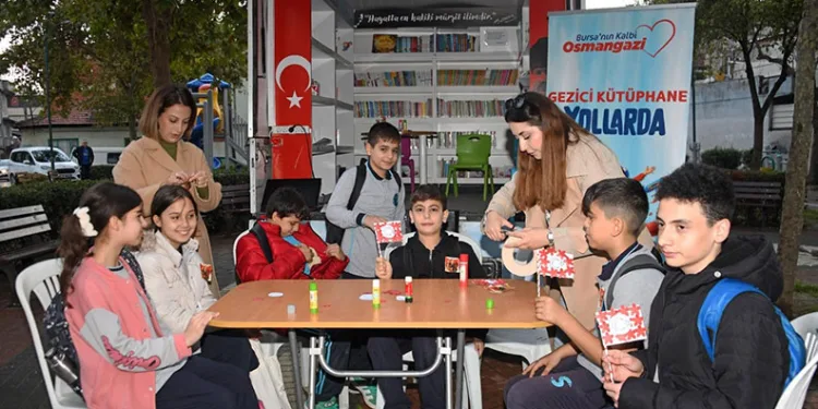 Gezici kütüphaneden çocuklara özel bayram turu