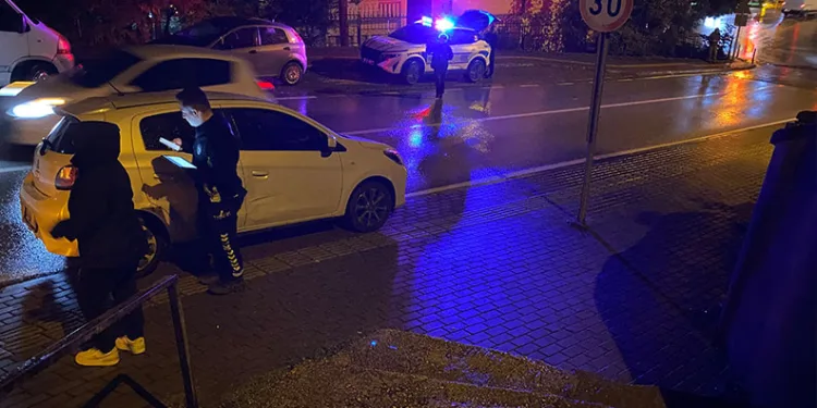 Bursa’da demir kapının altında kalan 9 yaşındaki çocuk ağır yaralandı