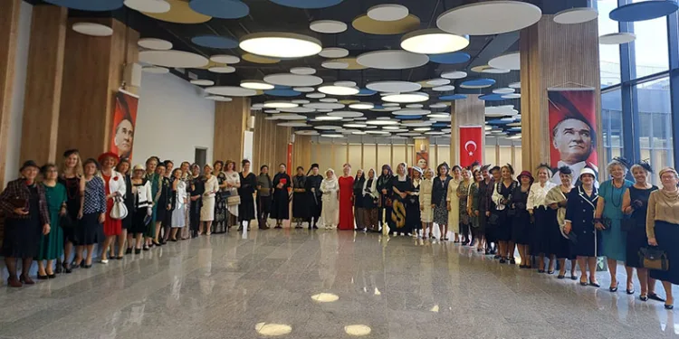 Nilüfer Kadın Korosu’ndan Cumhuriyet defilesi