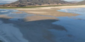 Eğirdir Gölü buzul çağından bu yana ilk kez ikiye bölündü