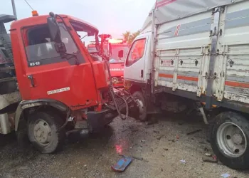 Bursa’da çekici ile kamyonet çarpıştı 4 yaralı