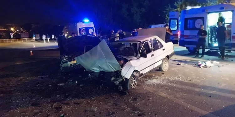 Hatay’da otomobiller çarpıştı: 1’i bebek 6 yaralı
