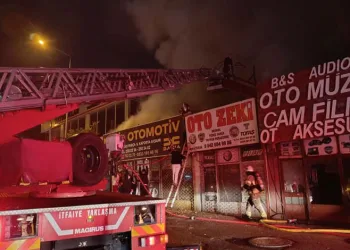 Bursa’da 4 dükkan alevlere teslim oldu