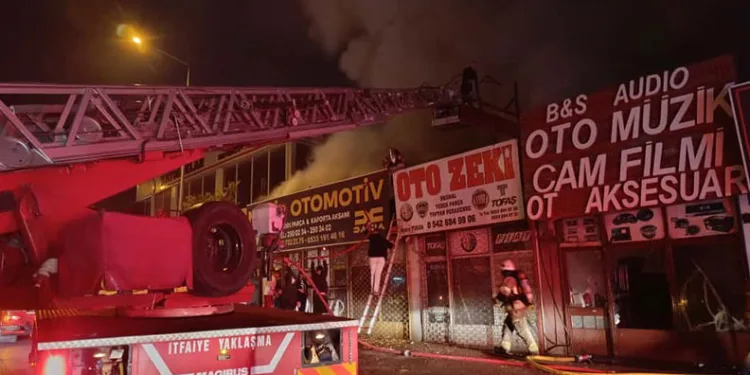 Bursa’da 4 dükkan alevlere teslim oldu