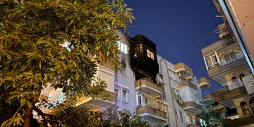 Alanya’da 5 katlı binada yangın: 1 kişi hayatını kaybetti