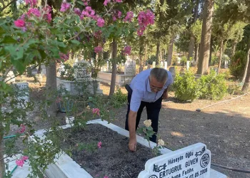 Ömrünü adadığı mezarlığı adeta parka dönüştürdü