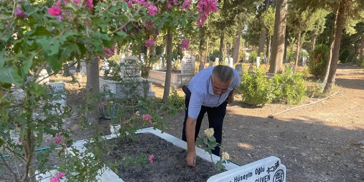Ömrünü adadığı mezarlığı adeta parka dönüştürdü