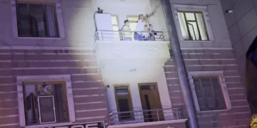 Eski eşini darbeden şahıs çocuklarını bıçakla rehin aldı