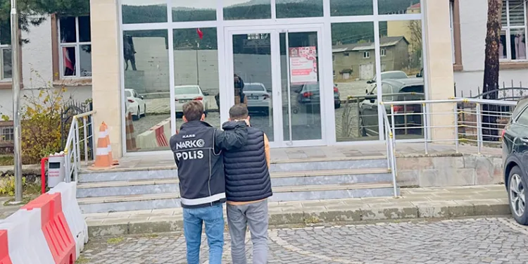 Kadıköy metrosunda intihar girişimi: Vatandaşlar raylarda yürüdü