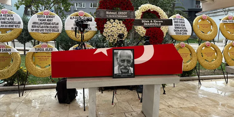 Adana’da 3 katlı ev yanarak kullanılamaz hale geldi