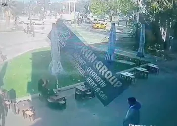 Bursa’da şiddetli lodos tabelayı uçurdu
