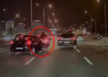 Bursa’da otomobilin çarptığı motosikletli böyle savruldu