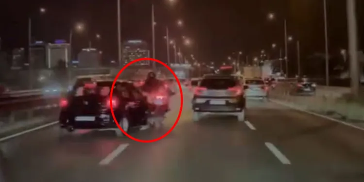 Bursa’da otomobilin çarptığı motosikletli böyle savruldu