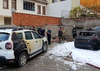 Bursa’da park halindeki otomobil alev alev yandı, yangın iki araca sıçradı