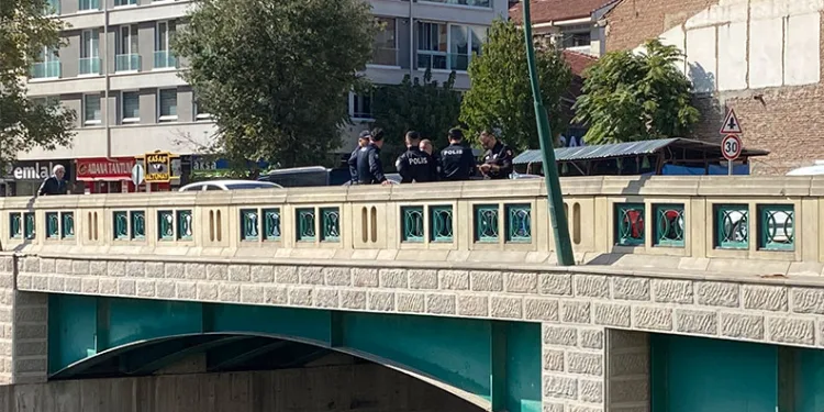 Kız arkadaşı gelince intihardan vazgeçti