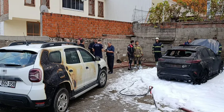 Bursa’da park halindeki otomobil alev alev yandı, yangın iki araca sıçradı