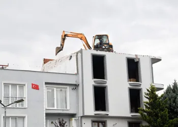 Osmangazi’de ruhsatsız katlara anında müdahale