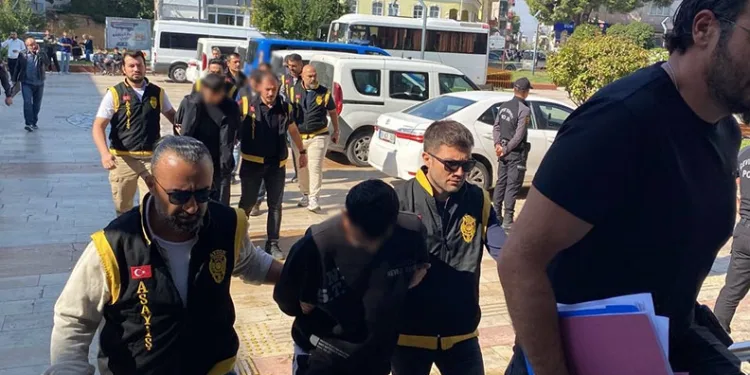Denizde teknesi terk edilmiş halde bulunan balıkçı için arama çalışması başlatıldı