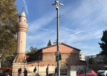 Tepki çeken restorasyon: “602 yıllık minare ayakta, 18 yıllık minare çürüyor”