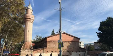 Tepki çeken restorasyon: “602 yıllık minare ayakta, 18 yıllık minare çürüyor”