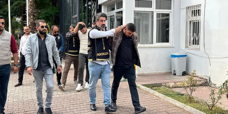Antalya’da 2 kişinin ölümüyle sonuçlanan silahlı kavga şüphelileri adliyeye sevk edildi