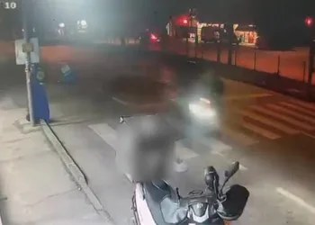 Bursa’da motosikletli kuryenin çarptığı yaşlı adam kanlar içinde yere yığıldı
