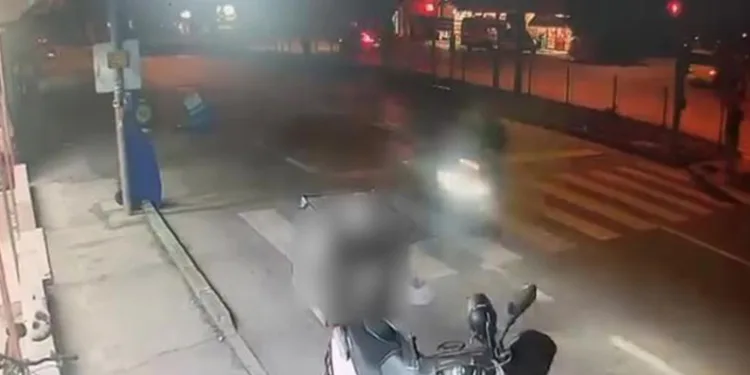 Bursa’da motosikletli kuryenin çarptığı yaşlı adam kanlar içinde yere yığıldı