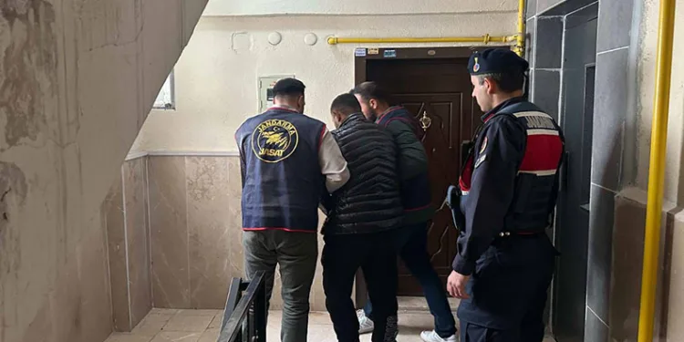 Denizde teknesi terk edilmiş halde bulunan balıkçı için arama çalışması başlatıldı